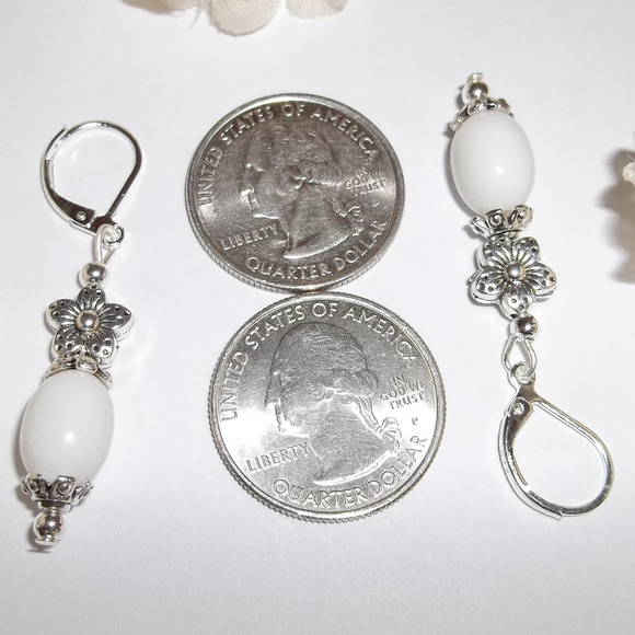 Flower Earrings Set Dangle & Drop White NWT 4834 - Picture 3 of 8